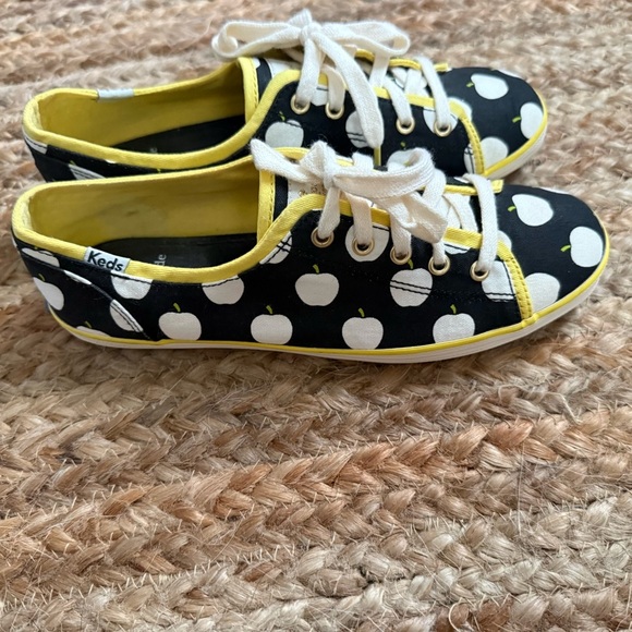 Kate Spade x Keds Size 7 Black & White apple print sneakers - Picture 5 of 10